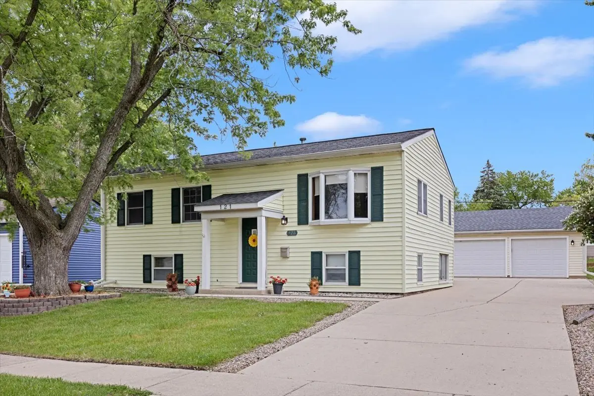 121 Seton PL, Streamwood, IL 60107
