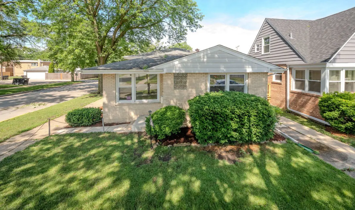 1944 S 15th AVE, Broadview, IL 60155