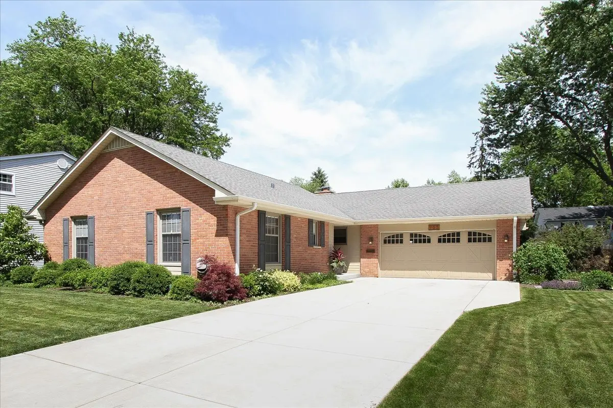 955 N Topanga DR, Palatine, IL 60074