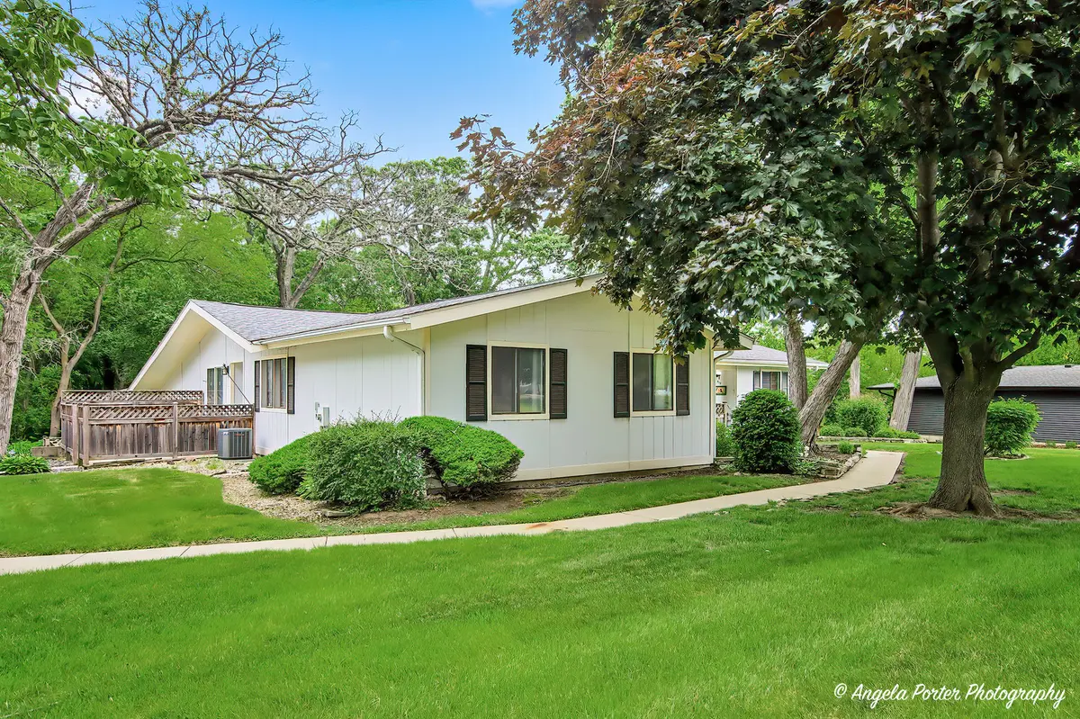 915 Royal DR #4, Mchenry, IL 60050