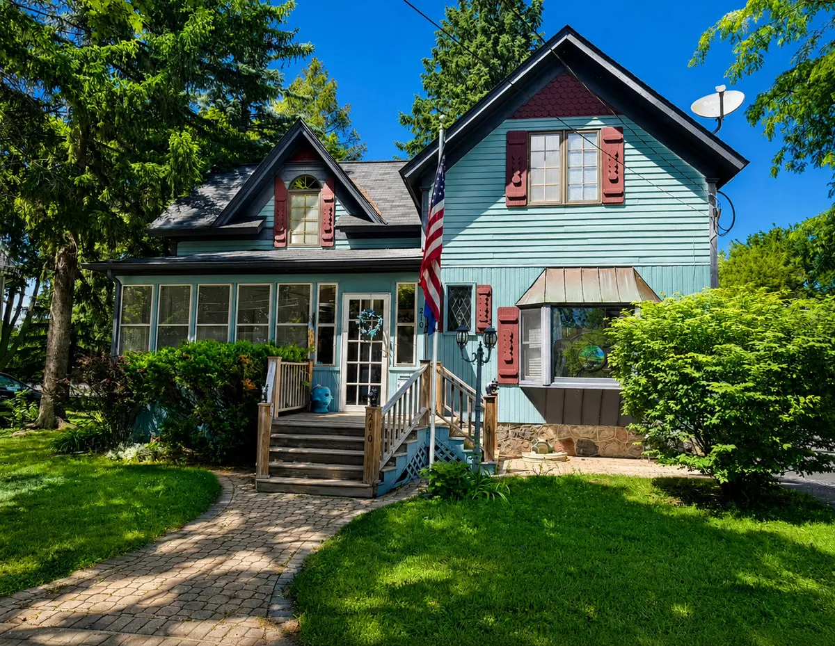 210 W Crystal Lake AVE, Crystal Lake, IL 60014
