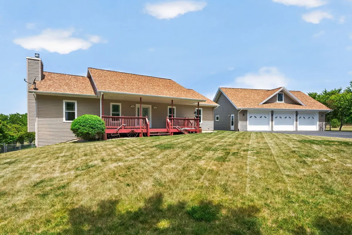 6880 E CHERRY HILL RD, Ridott, IL 61067