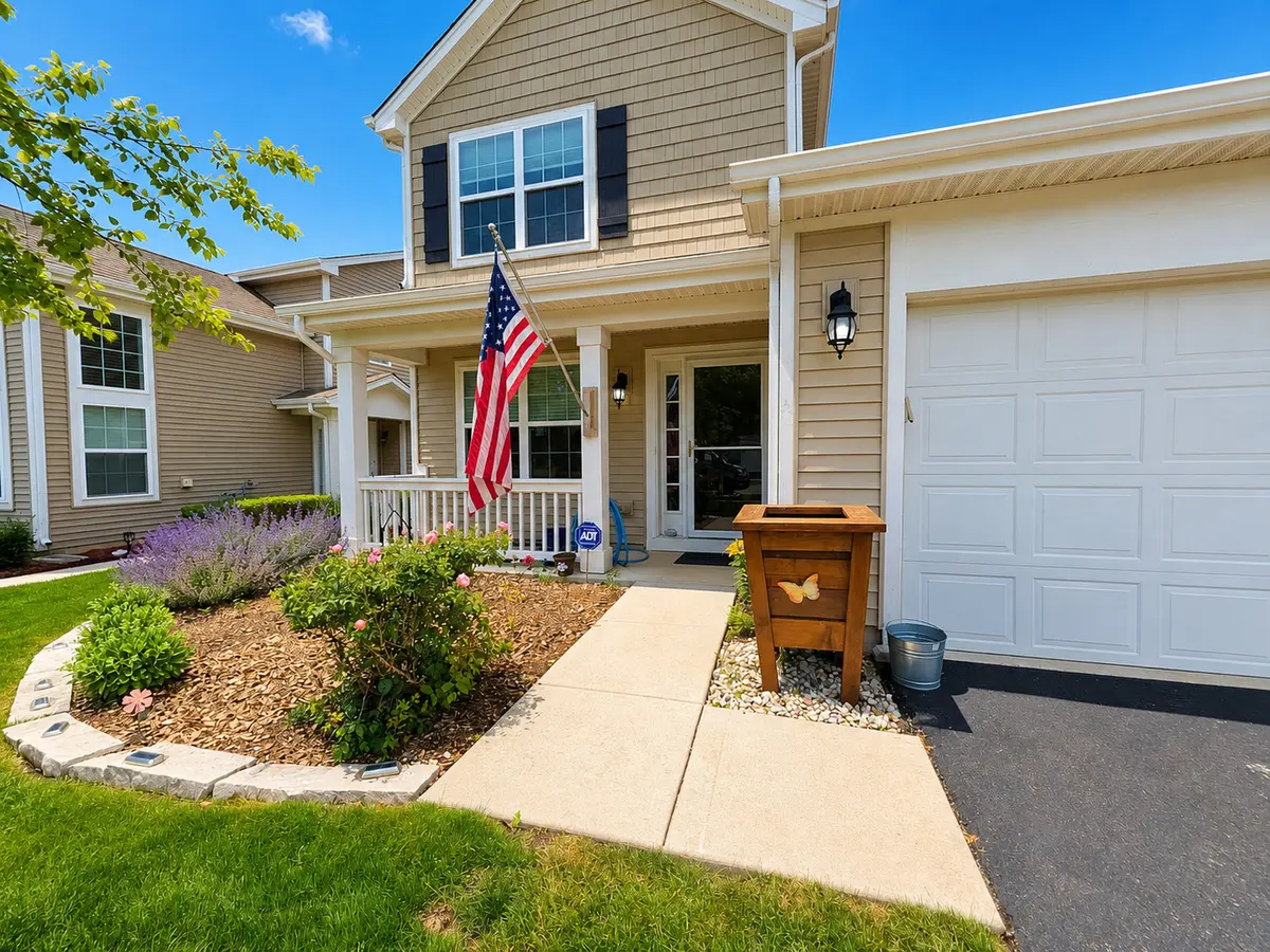 190 Norfolk LN, Pingree Grove, IL 60140