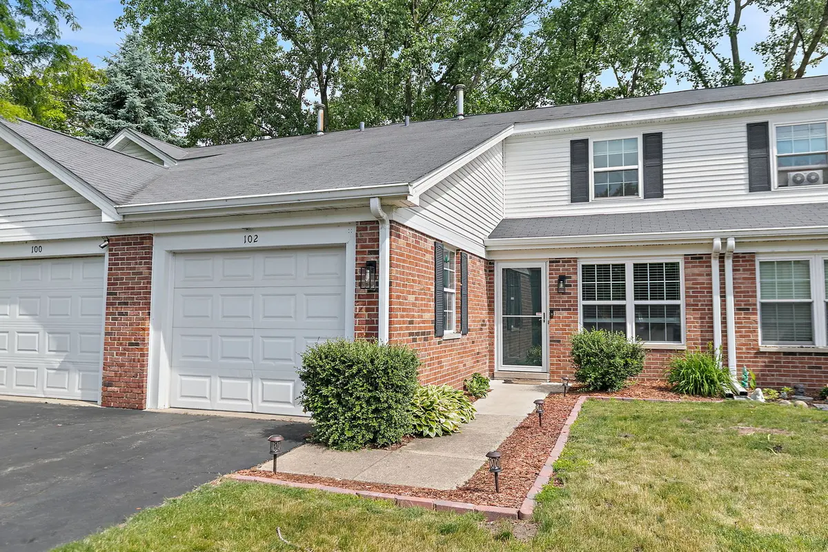 102 Pine CIR, Cary, IL 60013