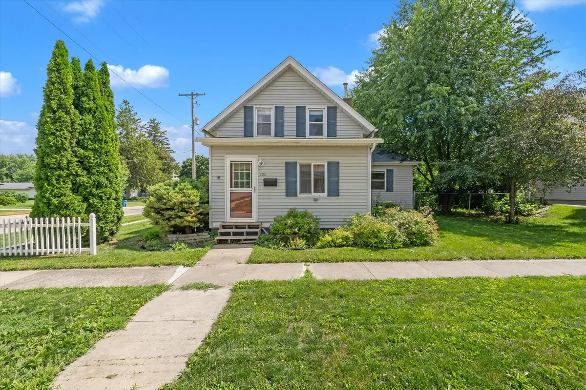 303 8th ST, De Witt, IA 52742