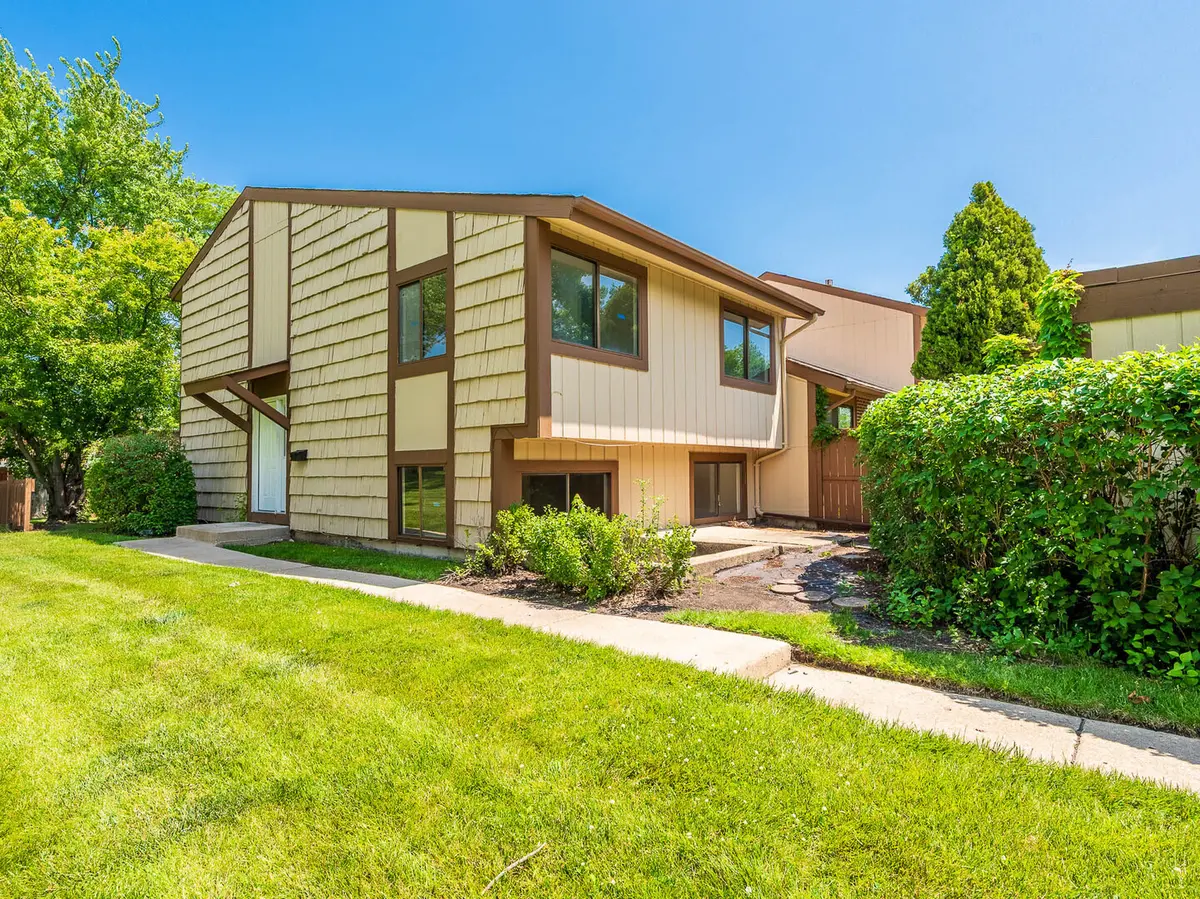 800 Shawnee TRL, Roselle, IL 60172