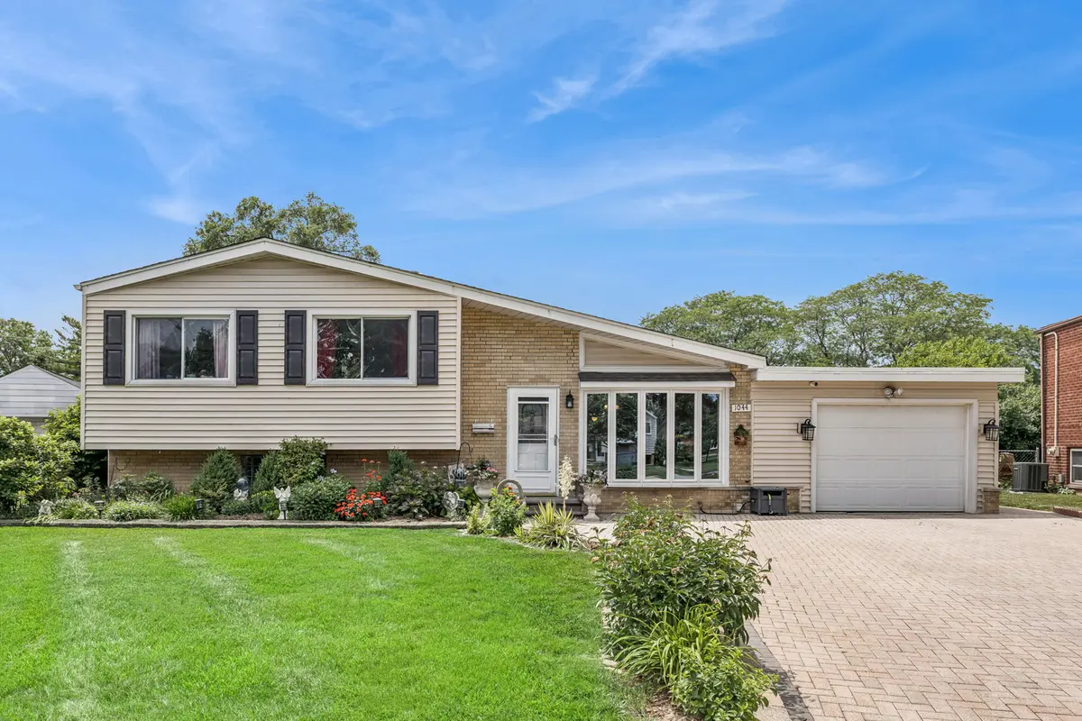 1044 Charing Cross RD, Lombard, IL 60148