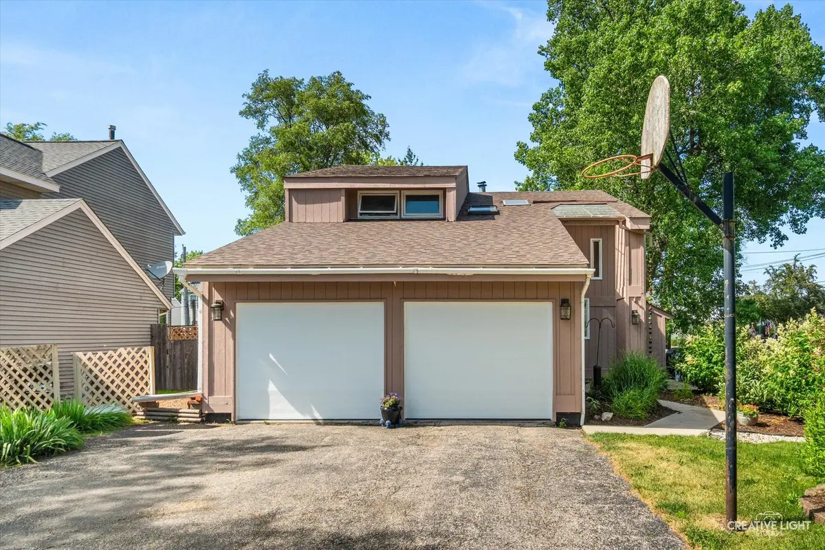 1324 Snowberry LN, Crystal Lake, IL 60014