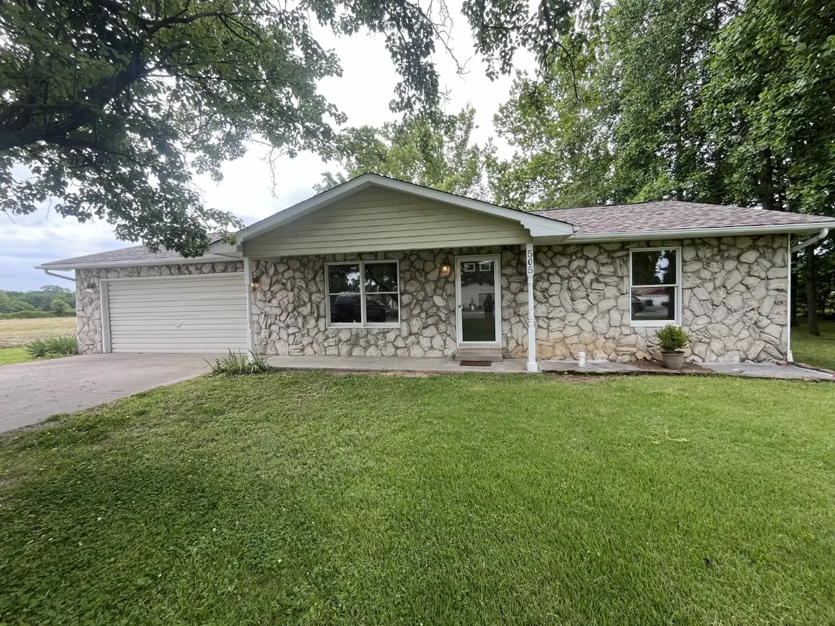 505 E Camelot ST, Desoto, IL 62924
