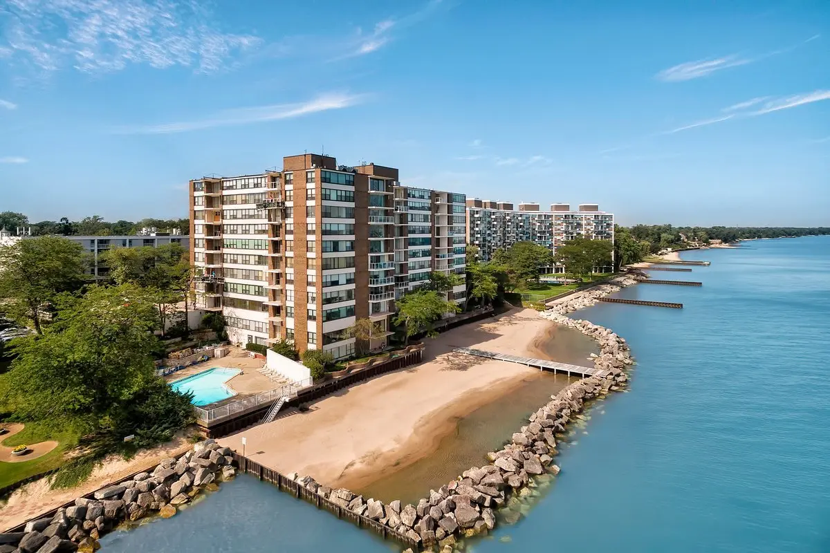 1616 Sheridan RD #2C, Wilmette, IL 60091