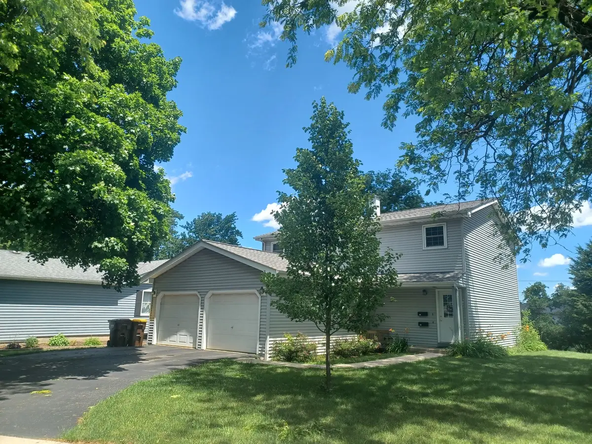 855-857 Rhodes ST, Woodstock, IL 60098