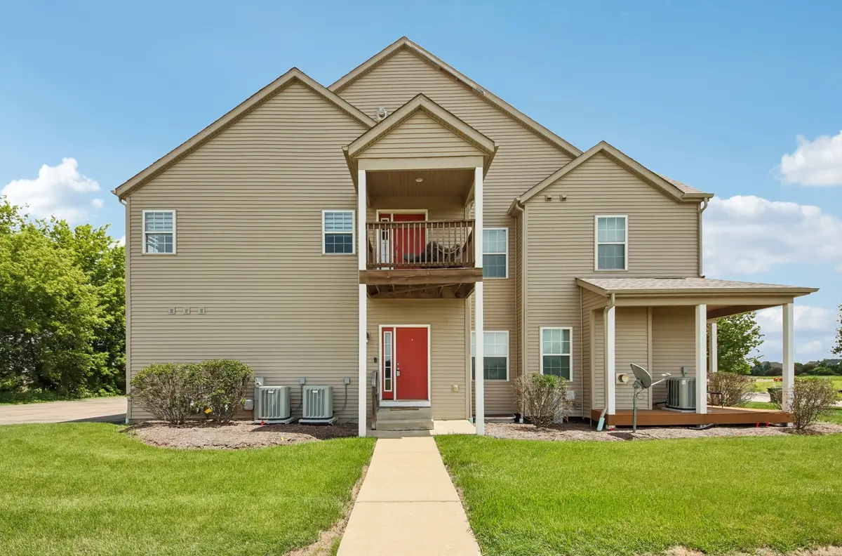 661 Stonegate DR, Sycamore, IL 60178