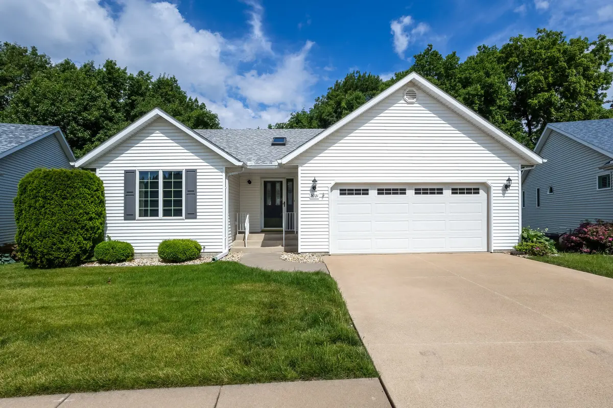 2021 Villa Pines CIR, Carbon Cliff, IL 61239
