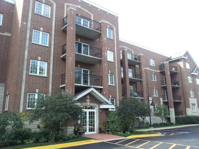 1479 N Milwaukee AVE #101, Libertyville, IL 60048