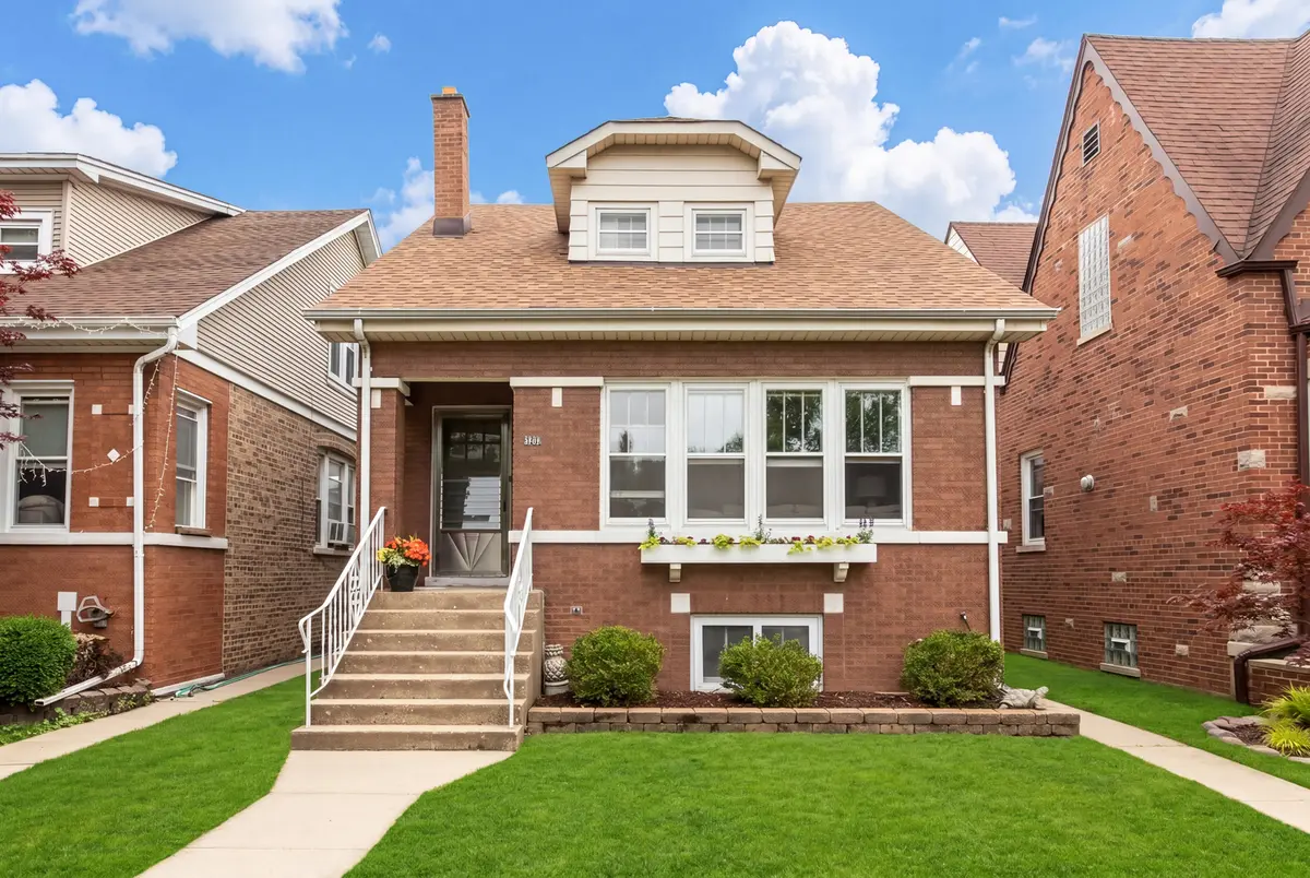 5035 N Menard AVE, Chicago, IL 60630