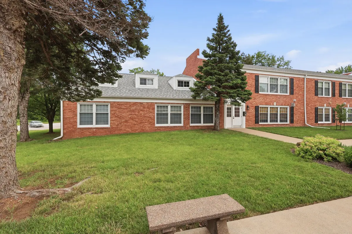3215 E Locust ST #B2-76, Davenport, IA 52803
