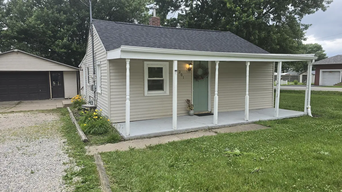 201 4th ST, Colona, IL 61241