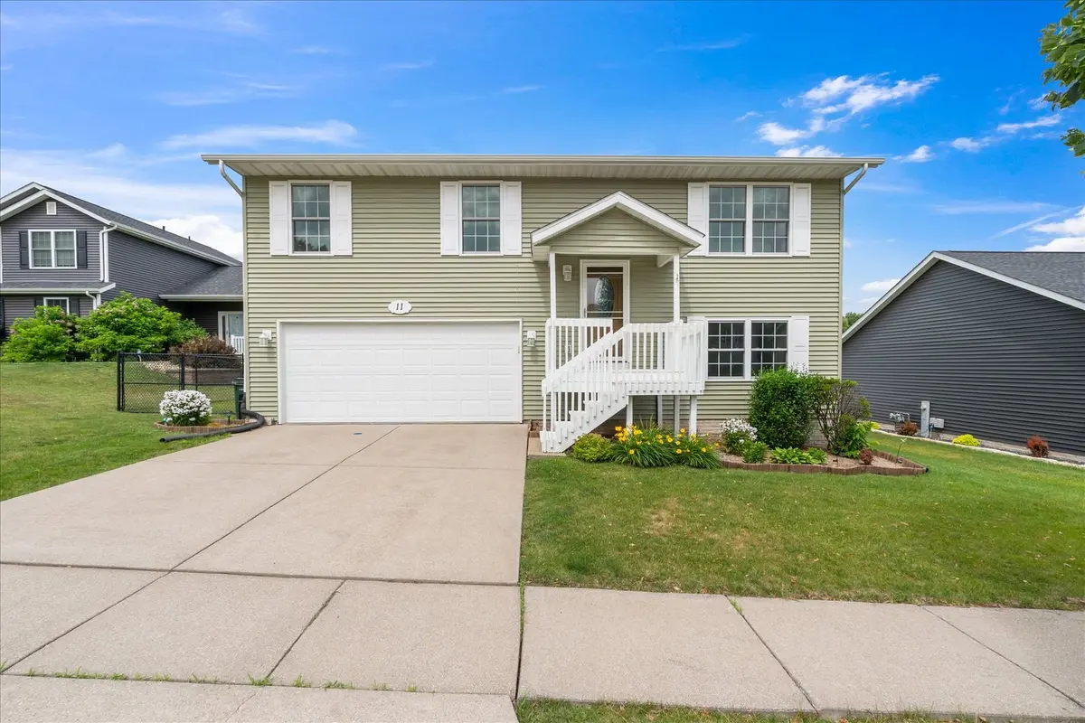 11 W Village CIR, Davenport, IA 52806
