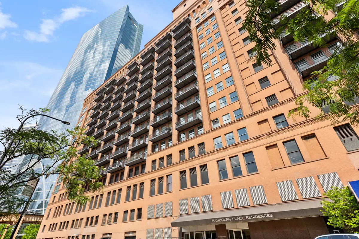 165 N CANAL ST #712, Chicago, IL 60606