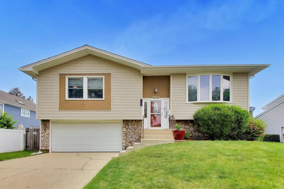 650 Nassau DR, Roselle, IL 60172