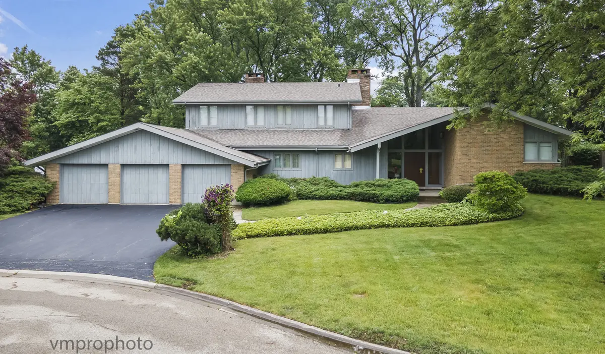 445 Chapel Hill LN, Northfield, IL 60093