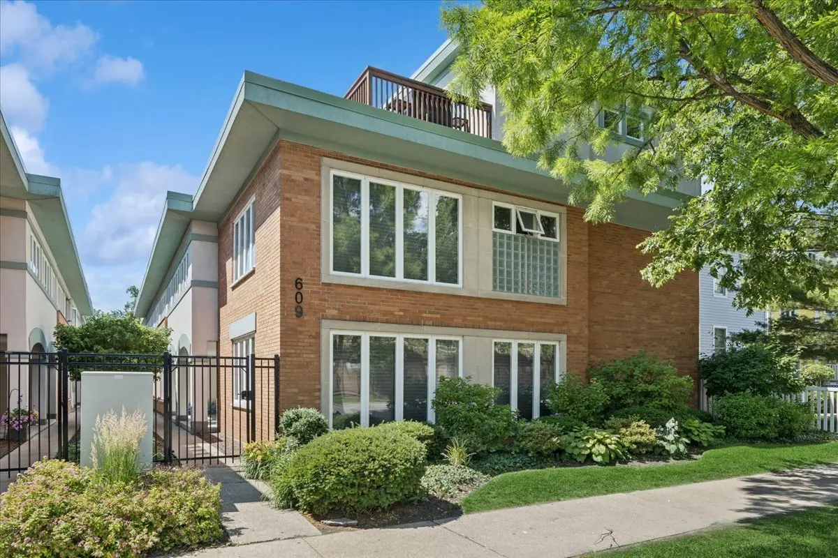 609 South BLVD #E, Oak Park, IL 60302