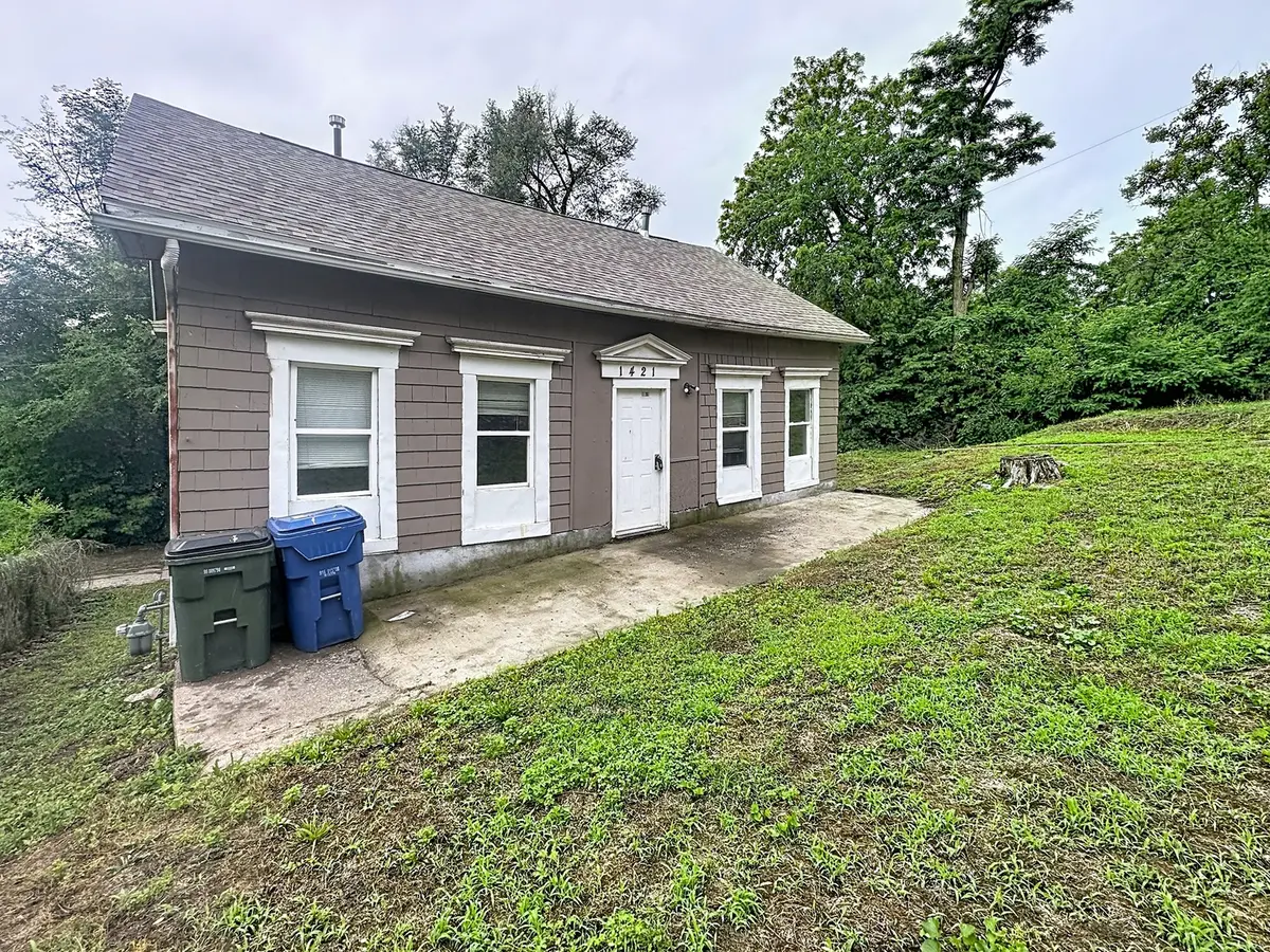 1421 W 10th ST, Davenport, IA 52804