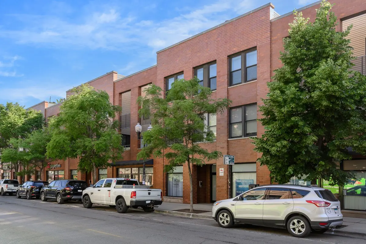 4114 N Lincoln AVE #211, Chicago, IL 60618