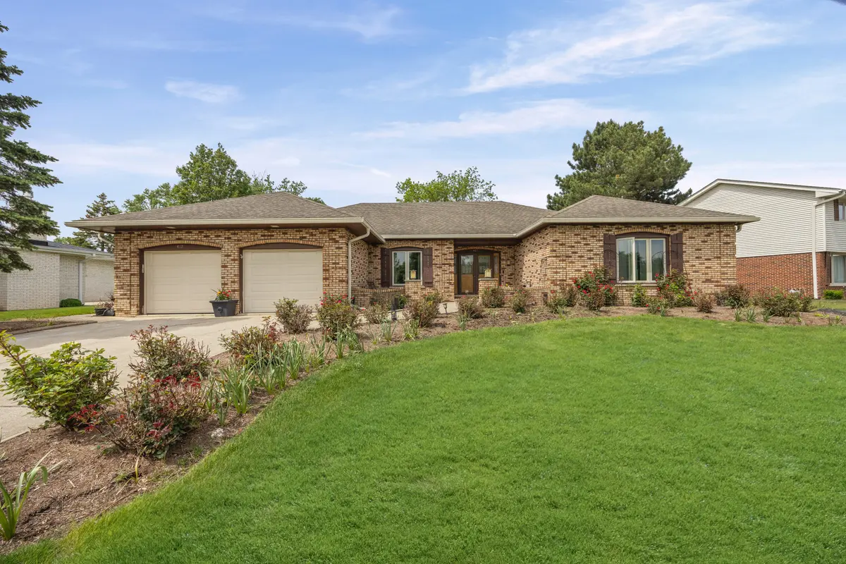 412 Stratford LN, Willowbrook, IL 60527