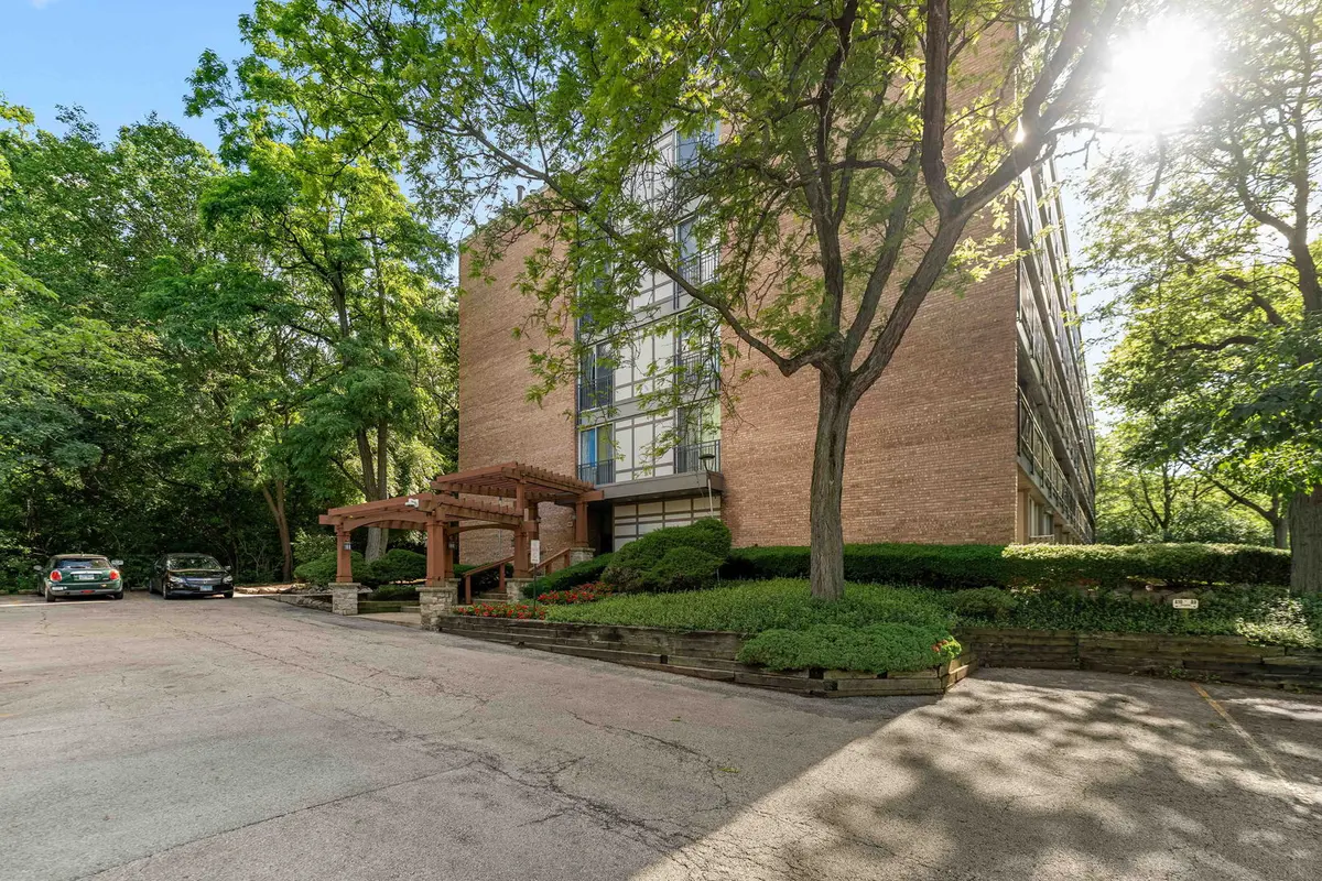 5810 Oakwood DR #3F, Lisle, IL 60532