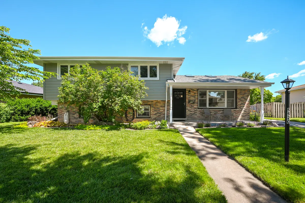 9920 La Reina Real ST, Orland Park, IL 60462
