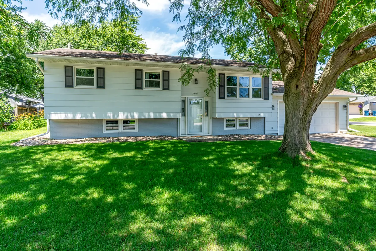 300 W Spring ST, Eldridge, IA 52748