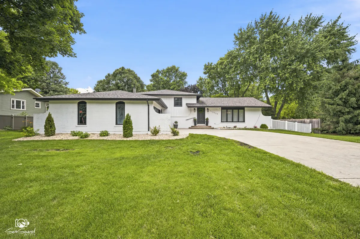 11S528 Book RD, Naperville, IL 60564