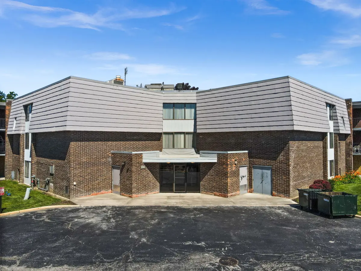 924 S Lake CT #105, Westmont, IL 60559
