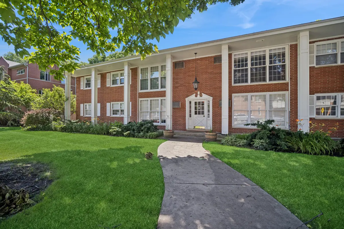 1777 Dewes ST #F, Glenview, IL 60025