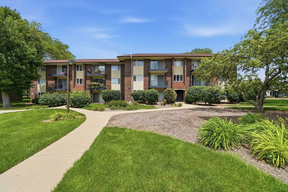 5S066 Pebblewood LN #B12, Naperville, IL 60563