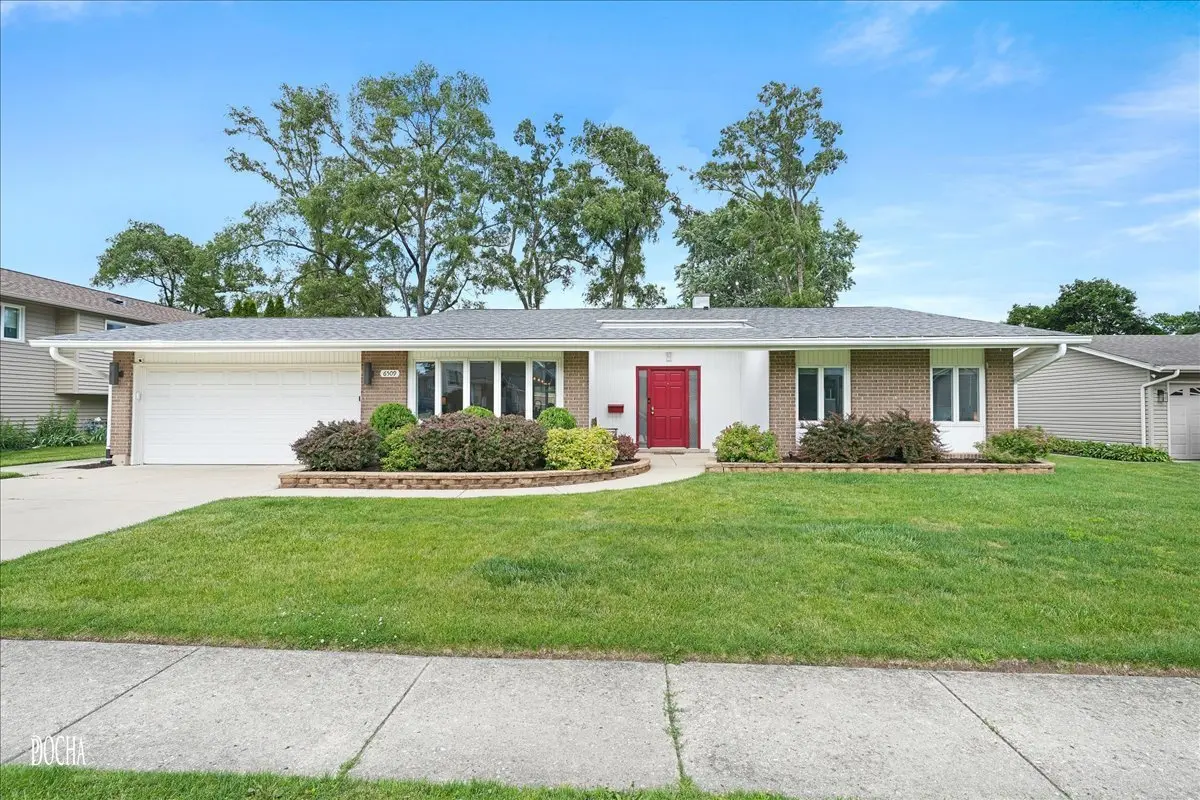 6509 Taylor DR, Woodridge, IL 60517
