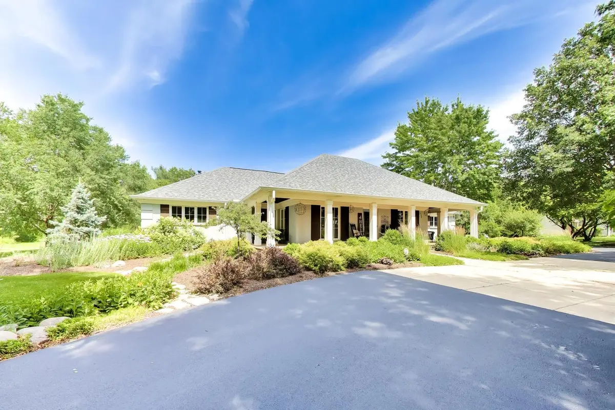 38W064 Tanglewood DR, Batavia, IL 60510