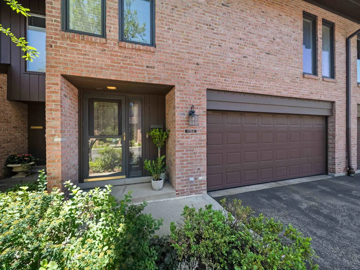 1715 Wildberry DR #E, Glenview, IL 60025
