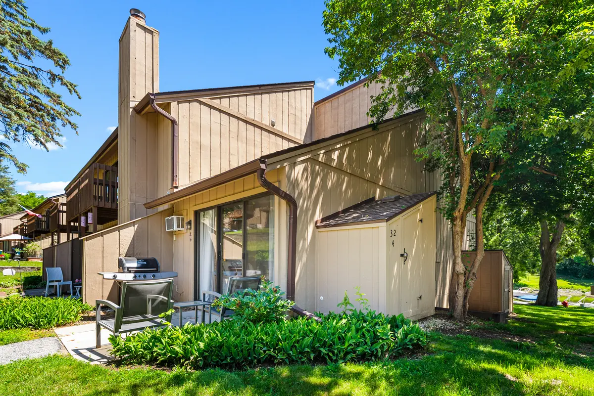 32 Montego Colony #4, Fox Lake, IL 60020