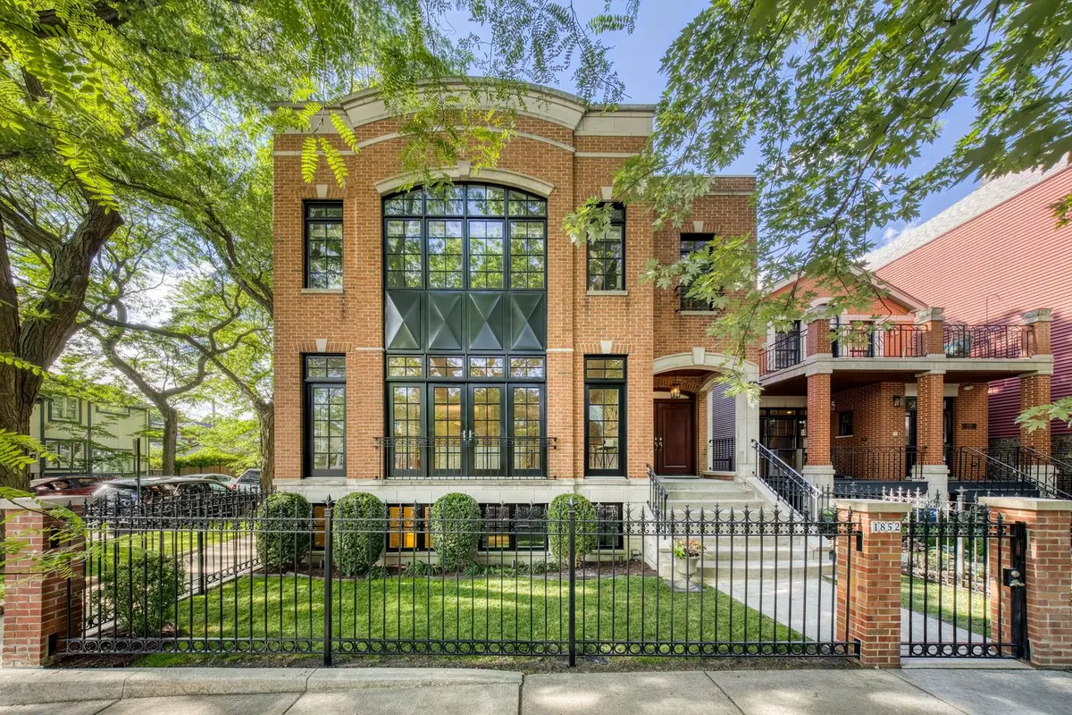 1852 W Wellington AVE, Chicago, IL 60657