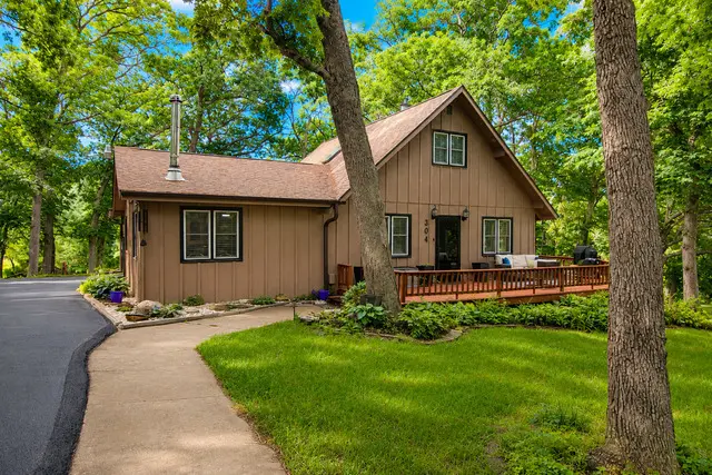 304 Wild Cherry DR, Dixon, IL 61021