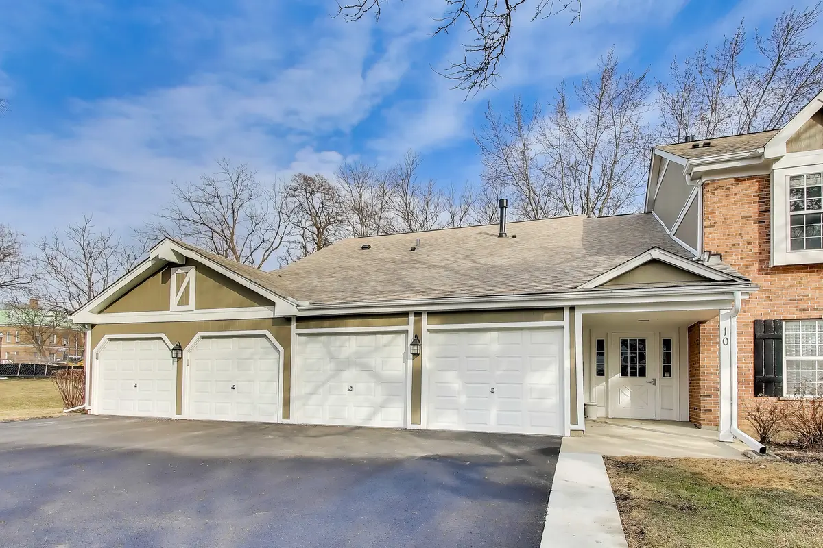 10 Waterbury LN #M2, Schaumburg, IL 60193