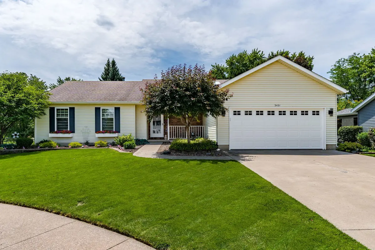 3421 Meadow CT, Bettendorf, IA 52722