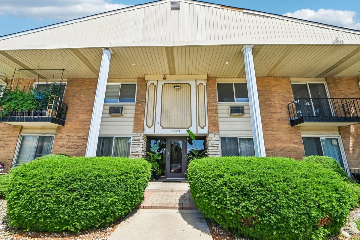 8997 Kennedy DR #2E, Des Plaines, IL 60016