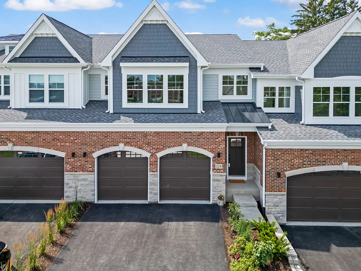 139 Harding CT, Glen Ellyn, IL 60137
