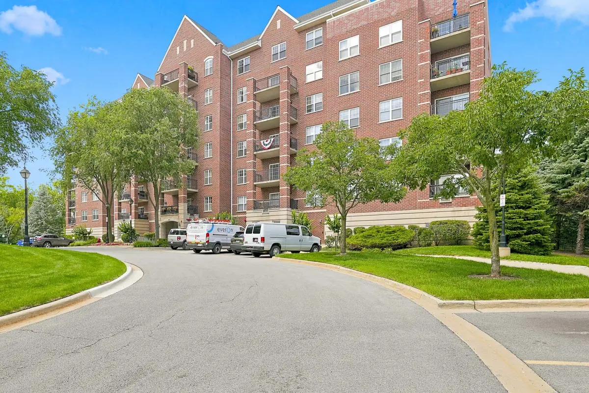 440 W Mahogany CT #603, Palatine, IL 60067