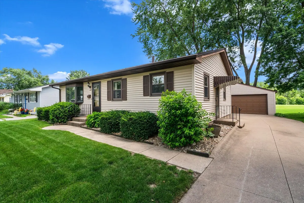 2115 W 34th ST, Davenport, IA 52806