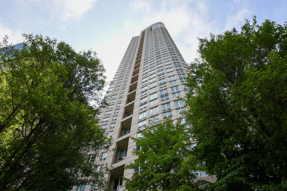 345 N La Salle DR #1702, Chicago, IL 60654