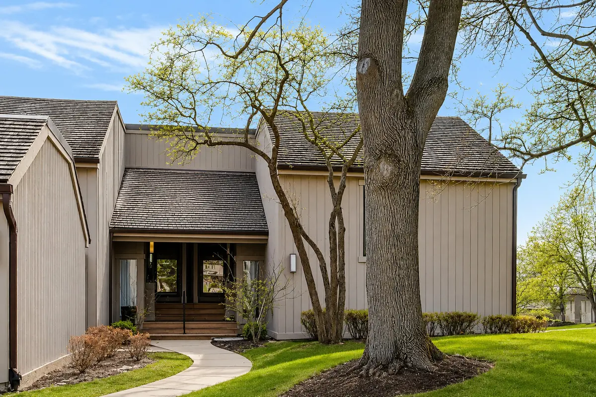83 THORNHILL LN #B, Lake Barrington, IL 60010